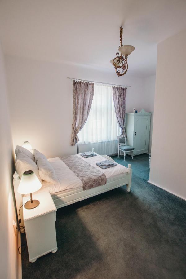 Vila ORIENT Hunedoara Extérieur photo