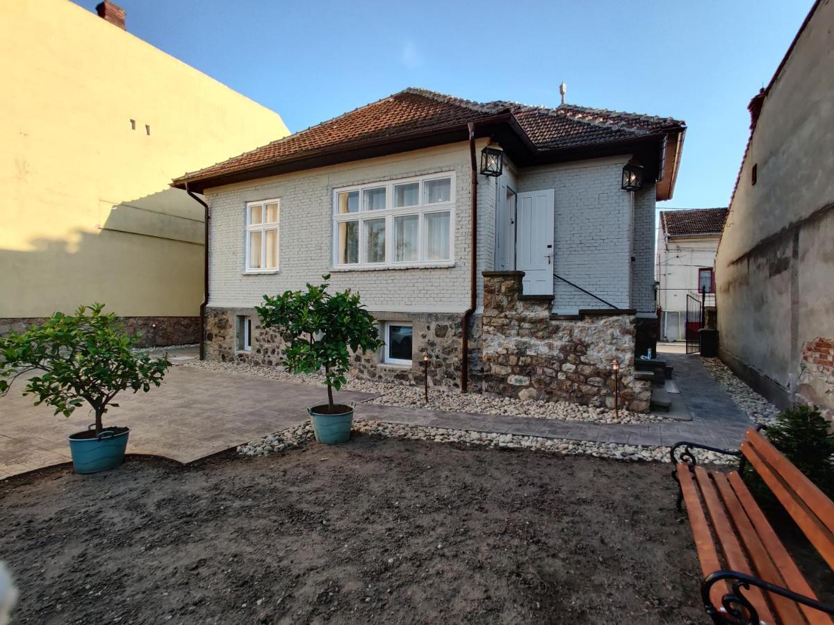 Vila ORIENT Hunedoara Extérieur photo